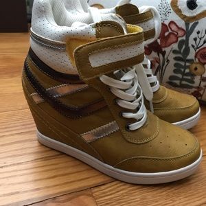 Gold wild diva heeled high tops